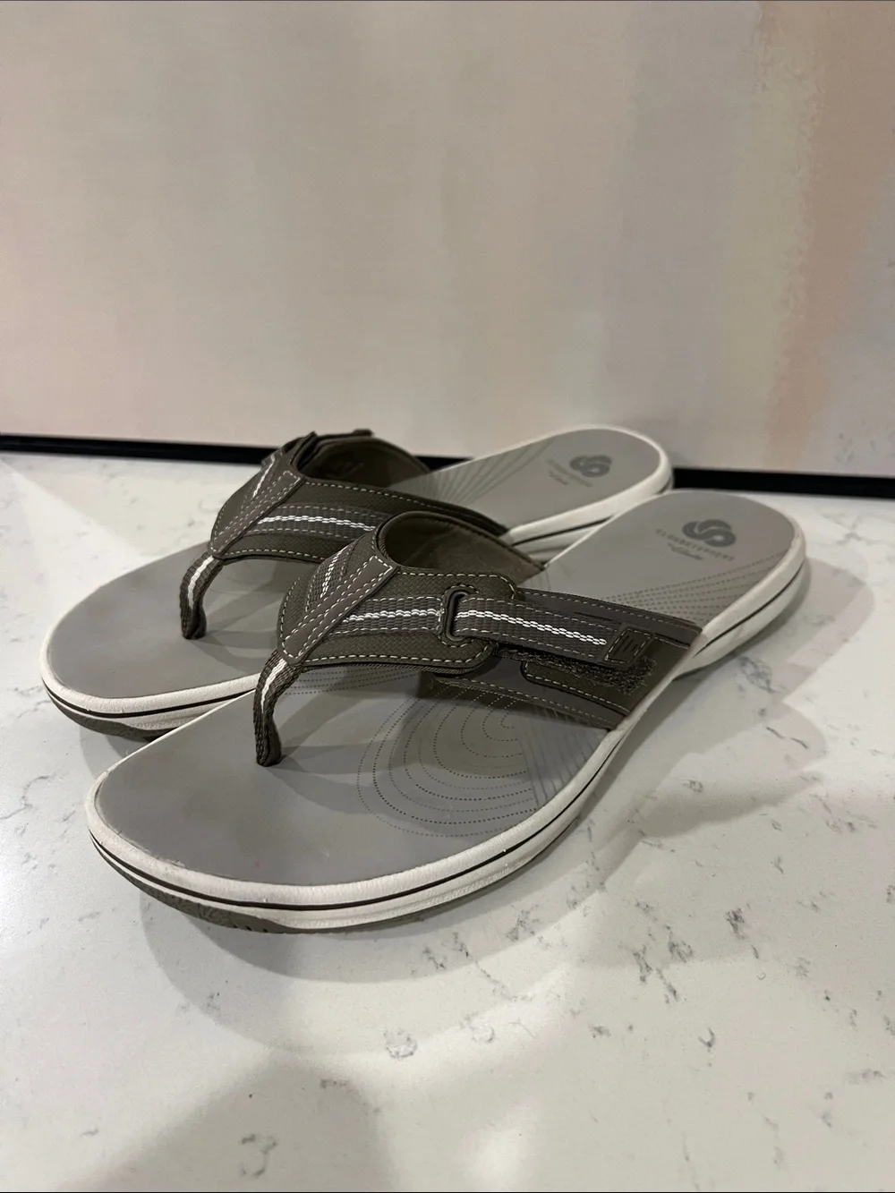 Clarks Cloudstepper flip-flop sandals size 10